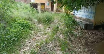 Kanpur Ayushman Center is closed Villagers are making rounds said arrangements are bad