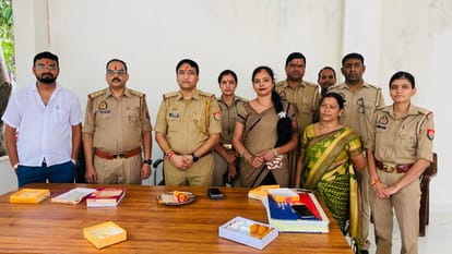 Kanpur Girl students tied Raksha Sutra to the police station in charge police distributed sweets to childrens