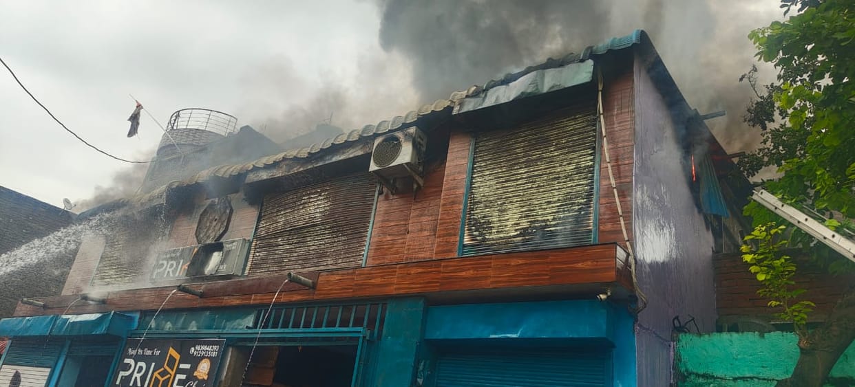 Kanpur Fire Massive fire in chair godown controlled by six fire engines loss worth lakhs no loss of life