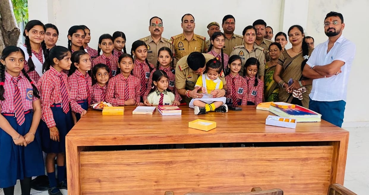 Kanpur Girl students tied Raksha Sutra to the police station in charge police distributed sweets to childrens