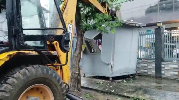 Kanpur Encroachment removed outside Deep Talkies illegal encroachments demolished on both sides of the road