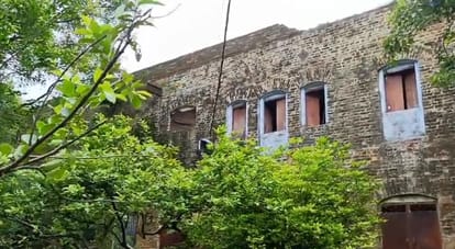 Kanpur Gandhi Bhawan a witness to history is turning into a ruin due to neglect walls have become dilapidated