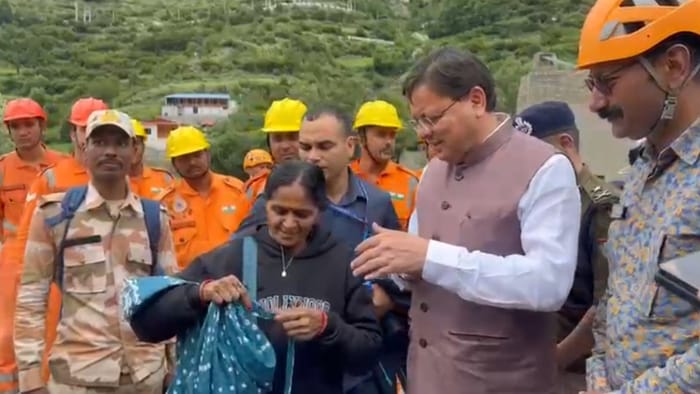Uttarkashi Flood woman tore her saree and tied a rakhi to CM Dhami during his visit in disaster affected area