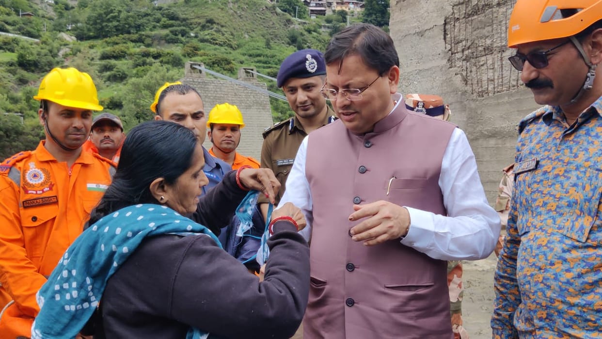 Uttarkashi Flood woman tore her saree and tied a rakhi to CM Dhami during his visit in disaster affected area