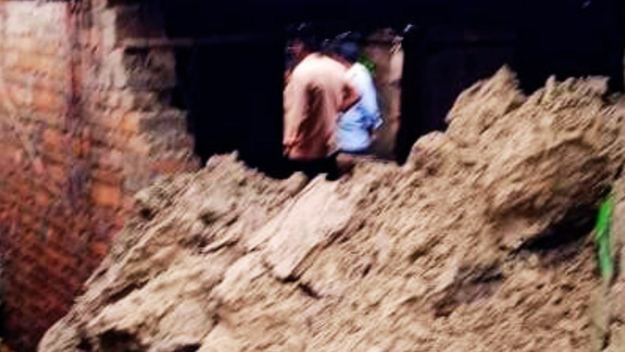 Azamgarh News kutcha house collapsed in rain wall fell pregnant woman got buried under rubble
