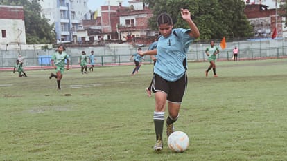 Football Tie breaker Varanasi defeated Agra division women team 4-2 won trophy great performance