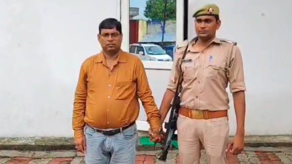 anti-corruption team caught accountant red-handed while taking bribe of 15 thousand In Bahraich