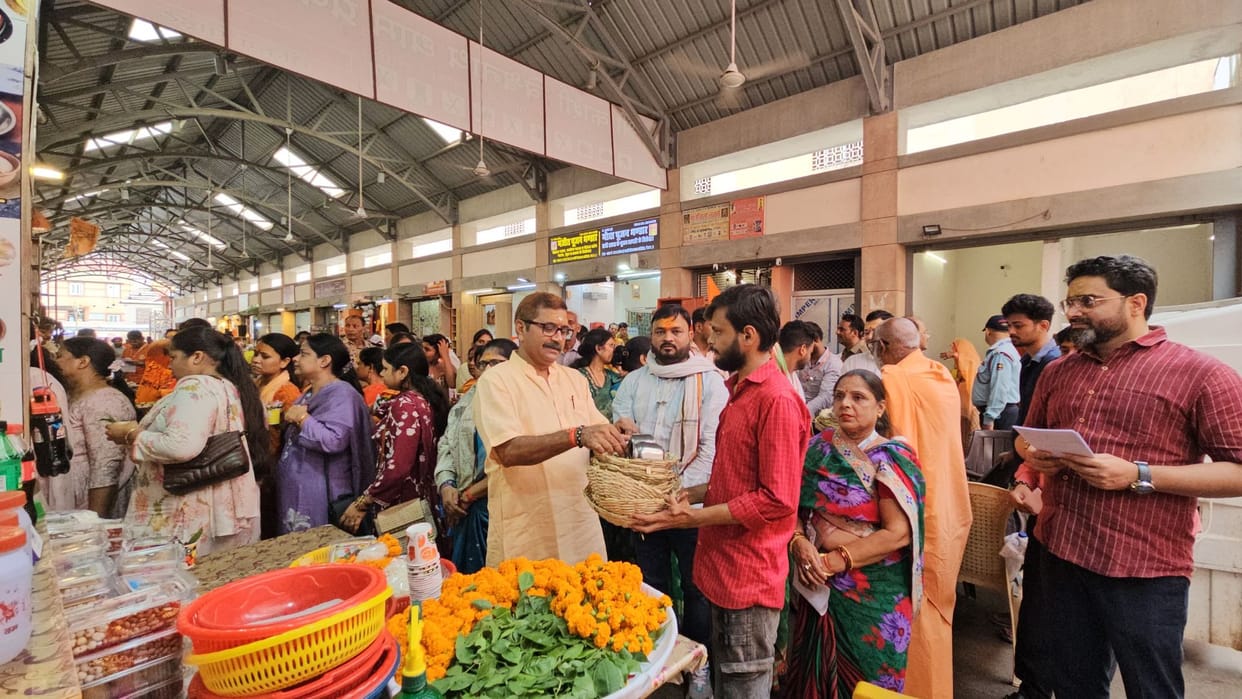Bamboo baskets and steel lota given to shopkeepers for plastic free dham campaign at Kashi Vishwanath Dham