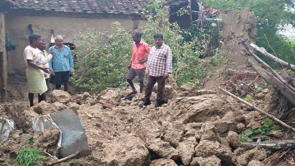 Two girls died due to falling of tree and wall in Amethi storm and rain wreaked havoc in villages