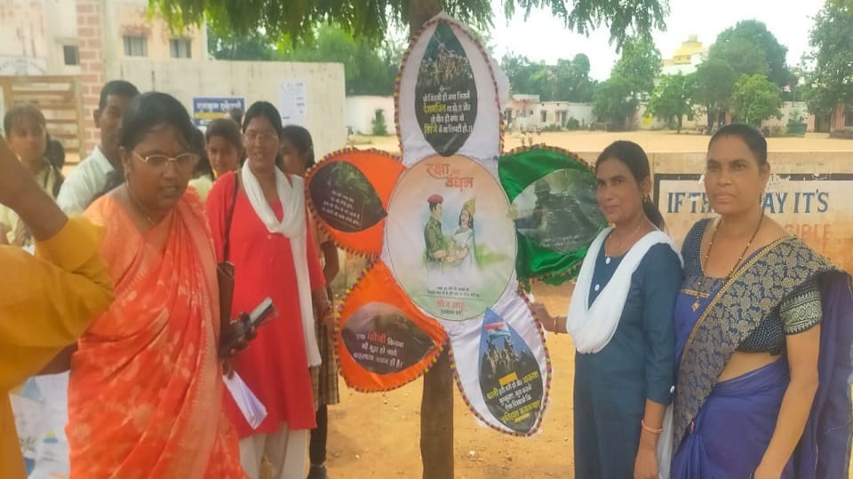An environment lover gave a message on Rakshabandhan by making a 5 feet long and 5 feet wide rakhi in the nam