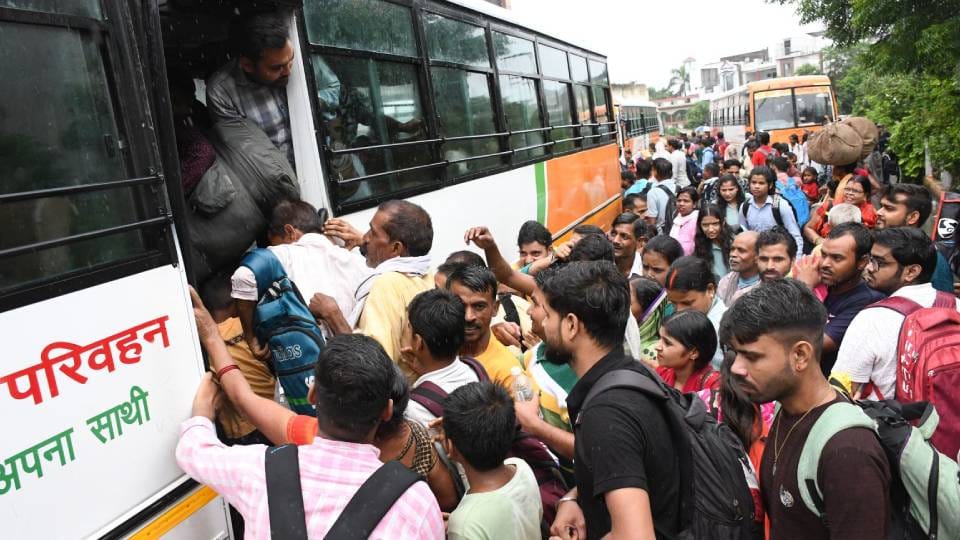 Raksha Bandhan 2025: Travel in roadways buses is free in UP crowd of women gathered had to travel standing