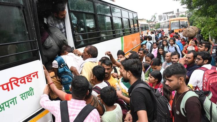 Raksha Bandhan: UP में रोडवेज बसों में यात्रा फ्री, उमड़ी महिलाओं की भीड़; धक्का-मुक्की और झड़प के बीच हुआ सफर