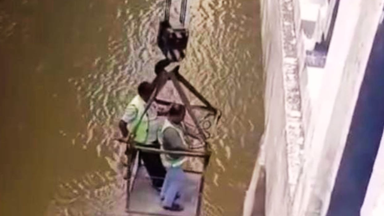 Crack in Rajwari bridge IIT team inspected traffic is going on through one lane of new bridge