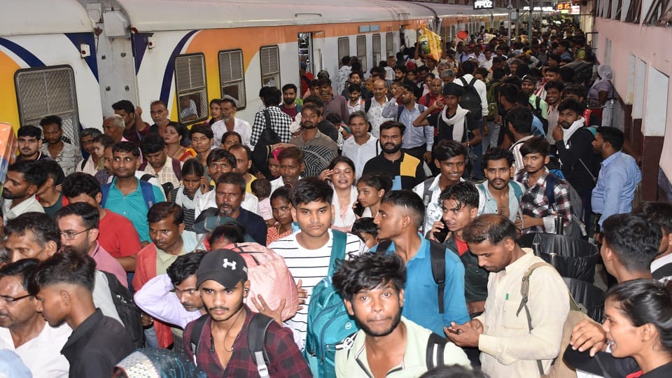 Crowd in trains on Raksha Bandhan
