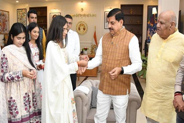MP News: Rakhis reached the Chief Minister's residence in large numbers, CM said- the state government is with