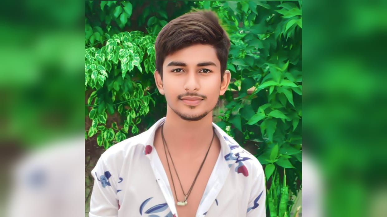 Two friends riding a bike to take a bath in Ganga died in an accident, an unknown vehicle came as death