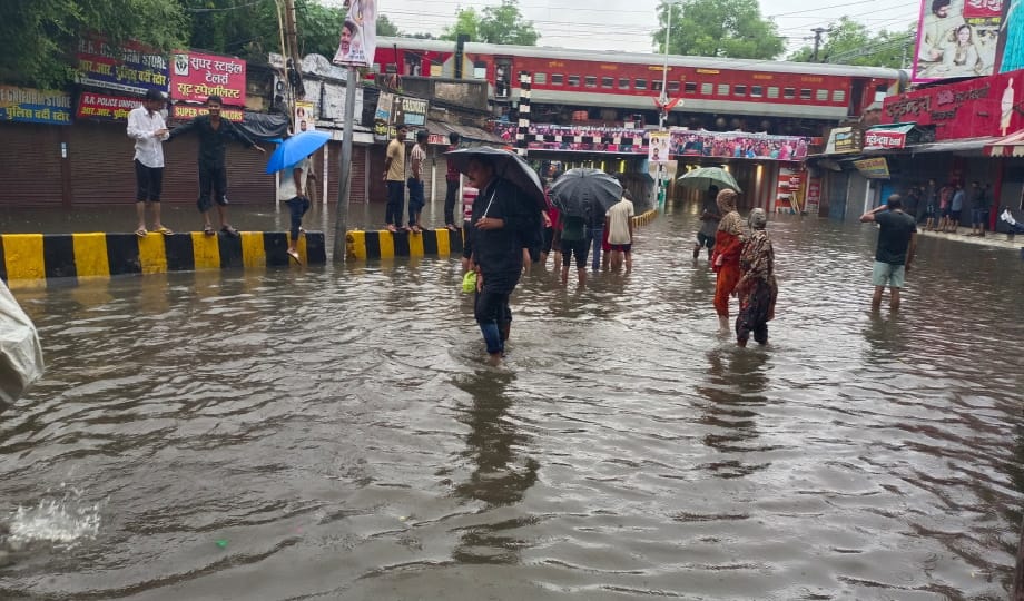 Prayagraj News: After flood, now rain has caused havoc, roads and streets submerged, life affected