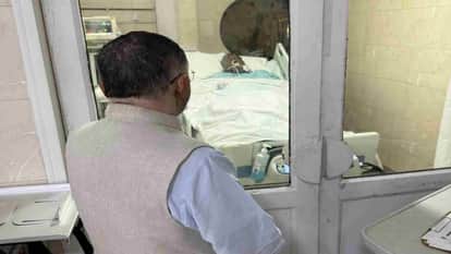 शिक्षा मंत्री रामदास सोरेन के स्वास्थ्य का हाल लेने पहुंचे राज्यपाल संतोष कुमार गंगवार।