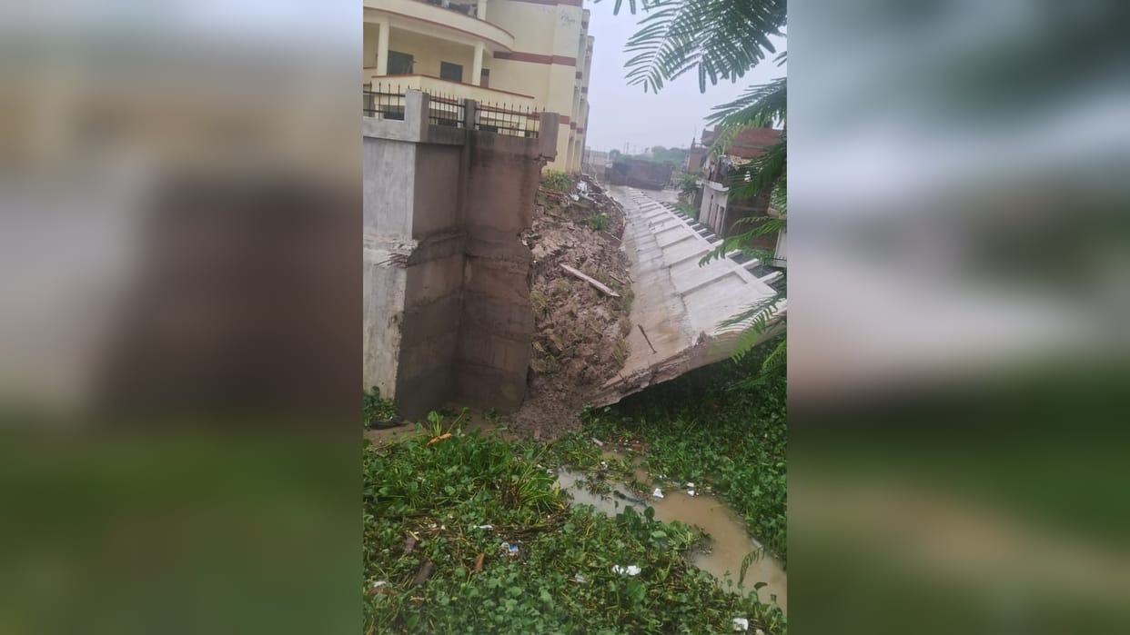 Prayagraj News: Boundary wall of newly constructed police station building collapsed even before handover