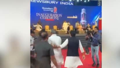 दिग्विजय सिंह को पीछे से पकड़े हुए सिंधिया