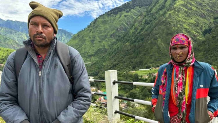 उत्तरकाशी आपदा: पापा हम बचेंगे नहीं...बेटे के आखिरी शब्द सुन बेचैन नेपाल के विजय और काली देवी, छह बच्चे लापता