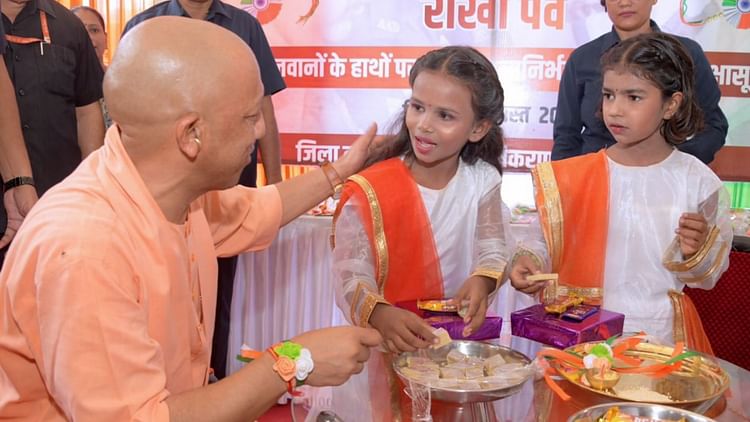 UP: बच्ची की जिद पर सीएम योगी ने खाई मिठाई... राखी बंधवाकर दिया आशीर्वाद, देखें तस्वीरें