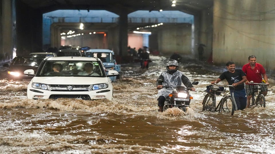 Waterlogging in many places in Delhi due to rain roads submerged in water massive traffic jam