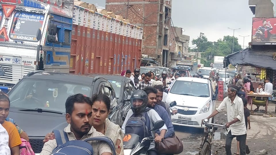 jam on Aligarh-Agra highway of Sasni