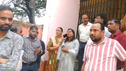 Barabanki accident Tree fell on bus 5 people including two assistant development officers and headmaster died