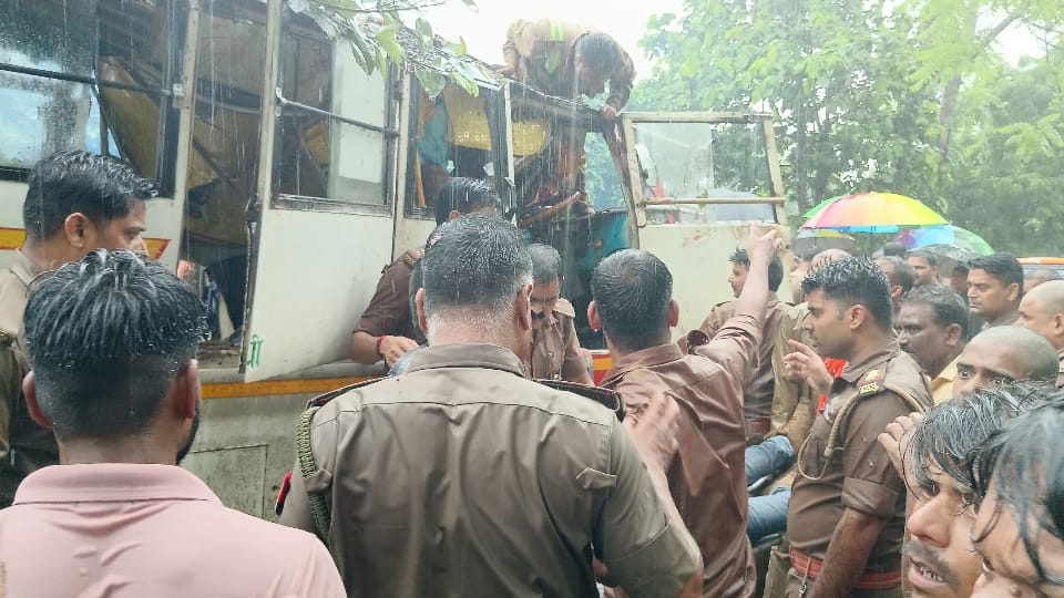 Barabanki accident Tree fell on bus 5 people including two assistant development officers and headmaster died