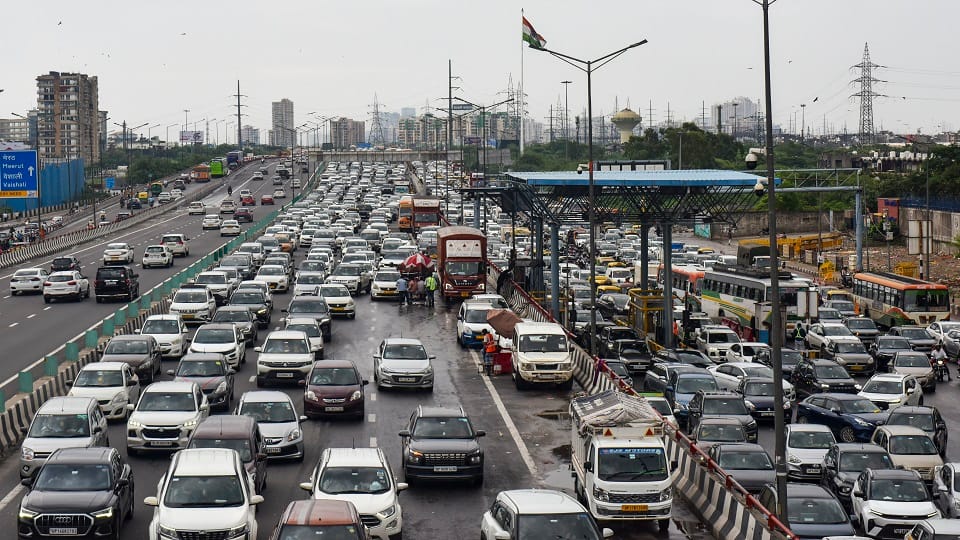 Waterlogging in many places in Delhi due to rain roads submerged in water massive traffic jam