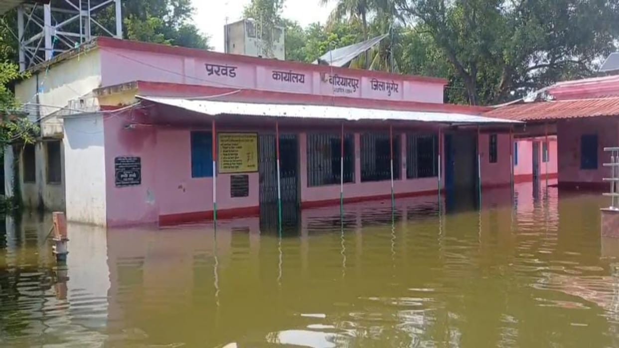Bihar News: Ganga Swells Above Danger Mark in Munger, Government Offices and PHC Submerged, Villages in Panic