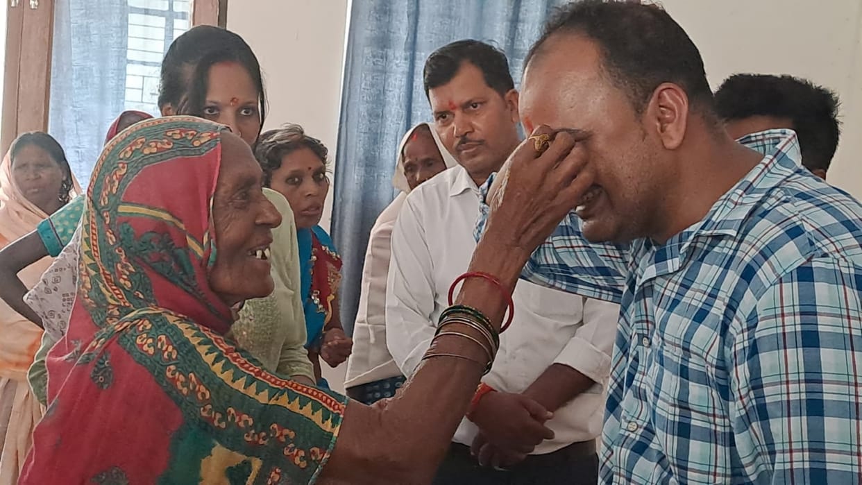 Bihar News: Raksha Bandhan Celebrated with Elderly at Old Age Home, Sisters Tie Rakhis and Pray for Long Life