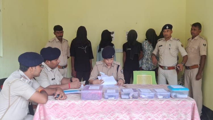 Siwan News: चोरी और लूट के पांच आरोपी पुलिस हिरासत में, बड़ी मात्रा में हथियार और गांजा बरामद