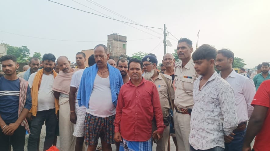 Laborer dies in road accident traffic affected on NH 80 Munger News