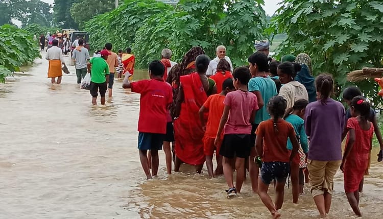 Bihar Flood: पटना के इन इलाकों में बाढ़ से लोगों का हाल बेहाल, जान जोखिम में डालकर चलने पर मजबूर