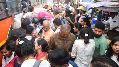 बस स्टैंड पर यात्रियों की भीड़