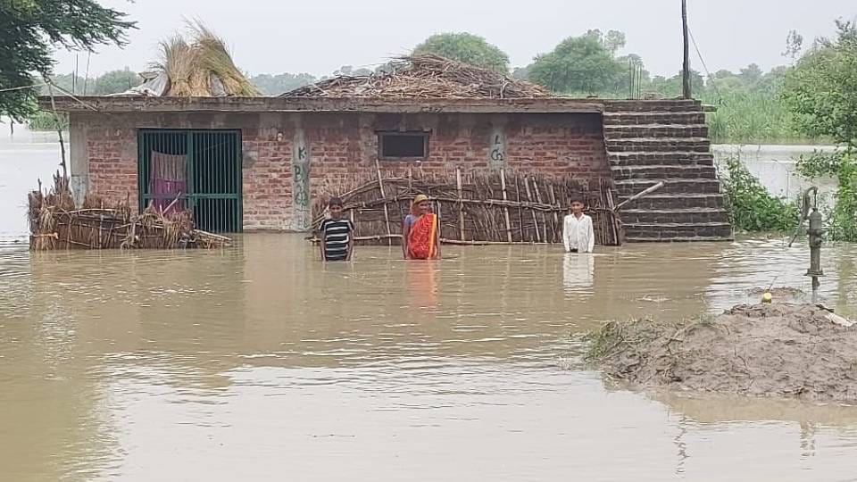 18 villages affected by floods in Gonda DM inquired about condition of people and distributed relief material