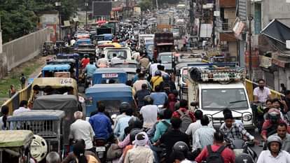 छर्रा अड्डे पुल से लेकर नौरंगाबाद तक लगे लबें जाम में फंसे वाहन व राहगीर