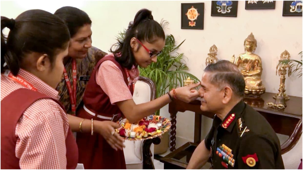 Rakshabandhan celebration in india, Army Chief also got rakhi from students, See the festival in pictures