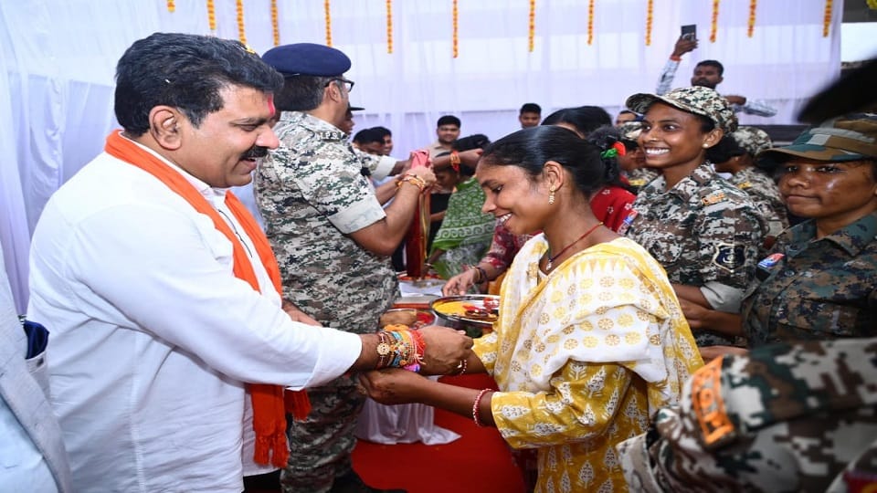 New confidence seen in Sukma on Rakshabandhan surrendered women tied Rakhi to Home Minister