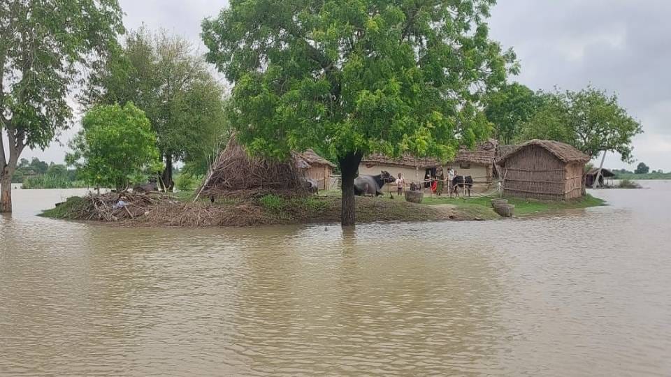 18 villages affected by floods in Gonda DM inquired about condition of people and distributed relief material