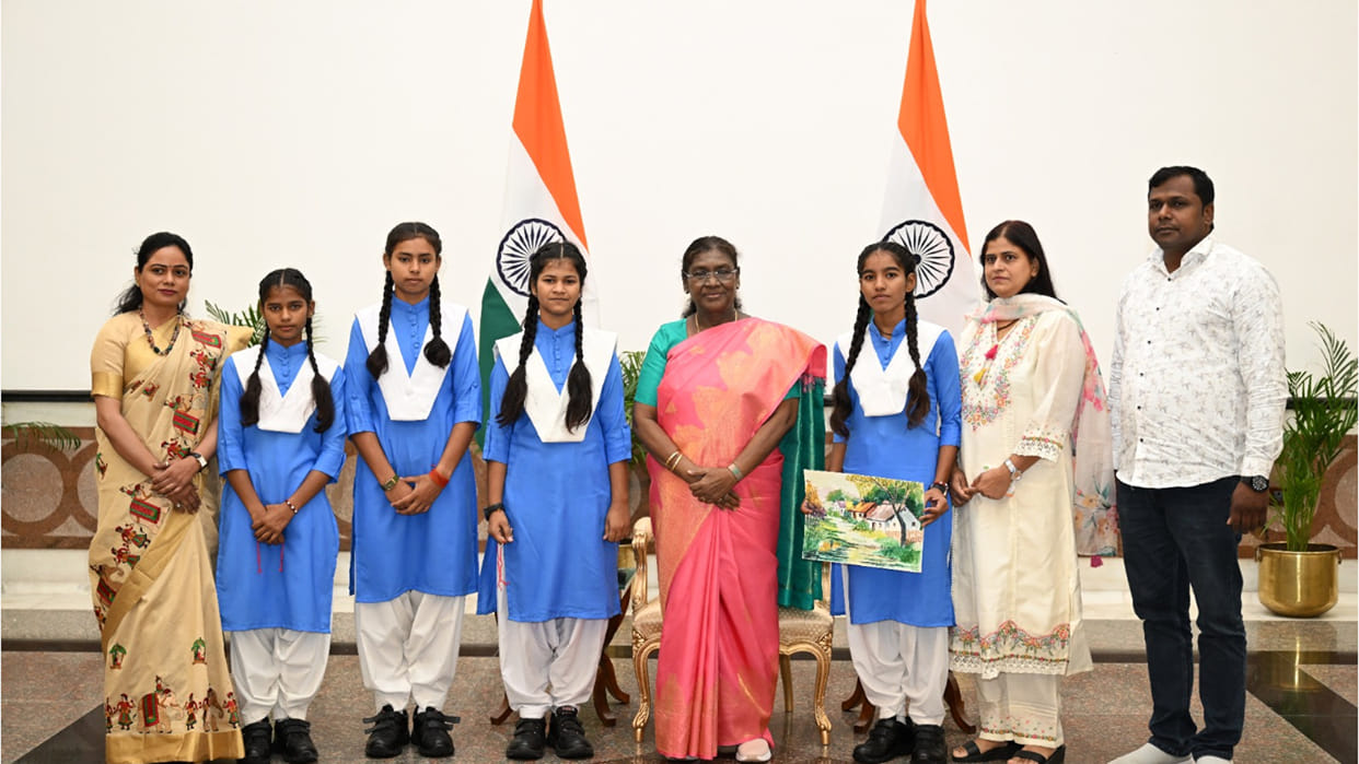 Four daughters of Barhalganj of Gorakhpur tied Rakhi to President Draupadi Murmu