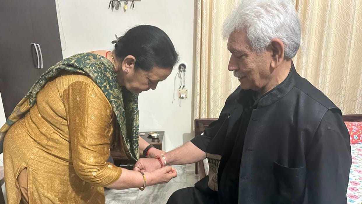 Jammu and Kashmir Deputy Governor Manoj Sinha tied Rakhi to his sister in Sonbhadra