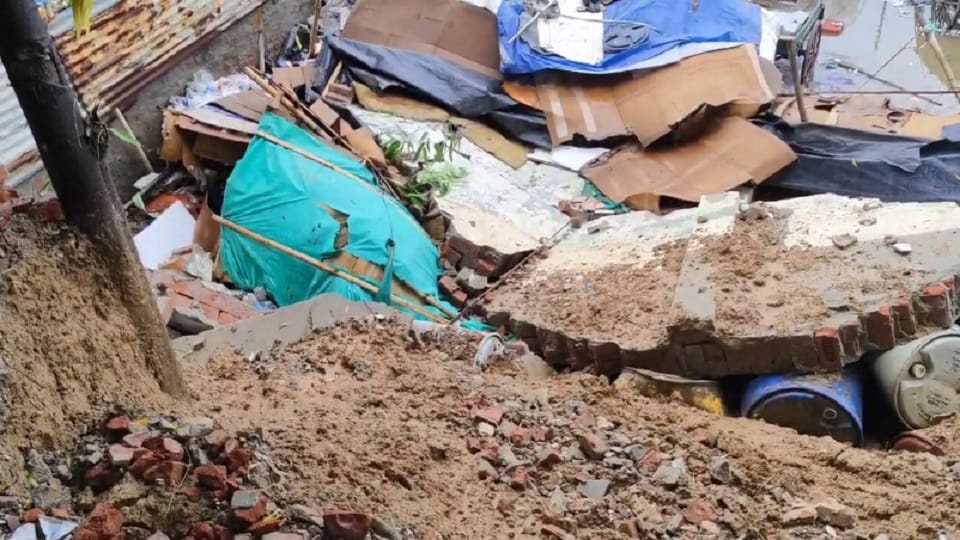 Delhi incident People were waiting for the rain to stop in the slums...and the wall collapsed seven died