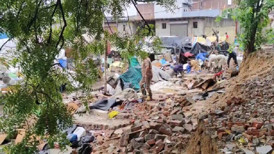 Delhi incident People were waiting for the rain to stop in the slums...and the wall collapsed seven died