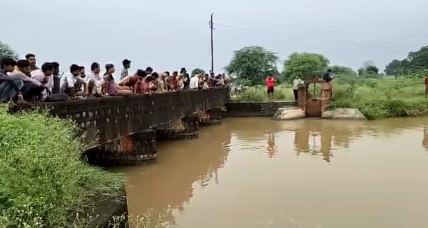 Banda Woman jumps into Ken canal with three children  police and divers engaged in search
