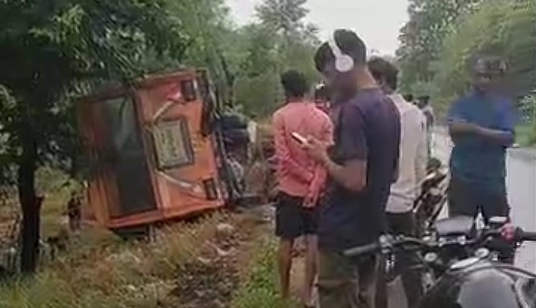 Banda Accident High speed roadways bus overturned 25 passengers injured four in critical condition