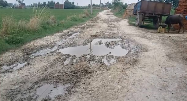 Kanpur People are facing a lot of problems due to dilapidated road villagers complained to officials