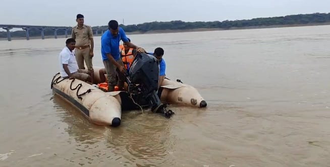 Fatehpur Two real sisters drowned in Yamuna river accident during Kajelia immersion divers engaged in search